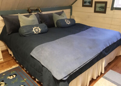 The double bed in the large cottage.