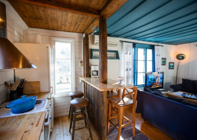 The open planning with a bar table that divides the kitchen from the living room in the large cottage.