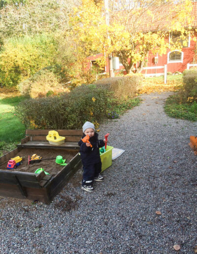 Lek i sandlådan i vår familjevänliga trädgård.