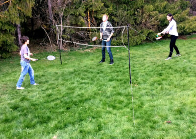 Play badminton in the garden