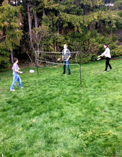 Play badminton in the garden