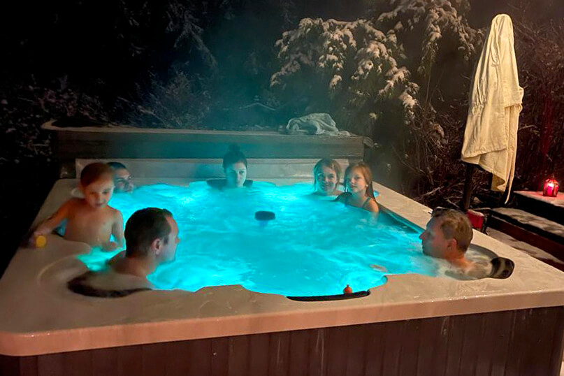 Hyr spabadet och njut av uppvärmda vattnet med familjen. Rosenberg gård & stuga - bada i uppvärmt spabad med familjen