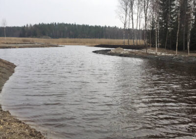 The nearby Dragmanbo lake.