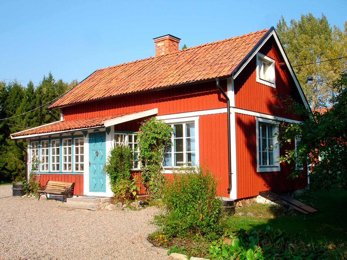 The front-side of the large cottage.