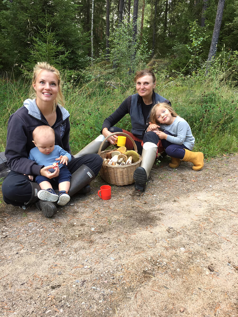 Pergolan leder in till lilla stugan som du kan hyra veckovis eller per natt