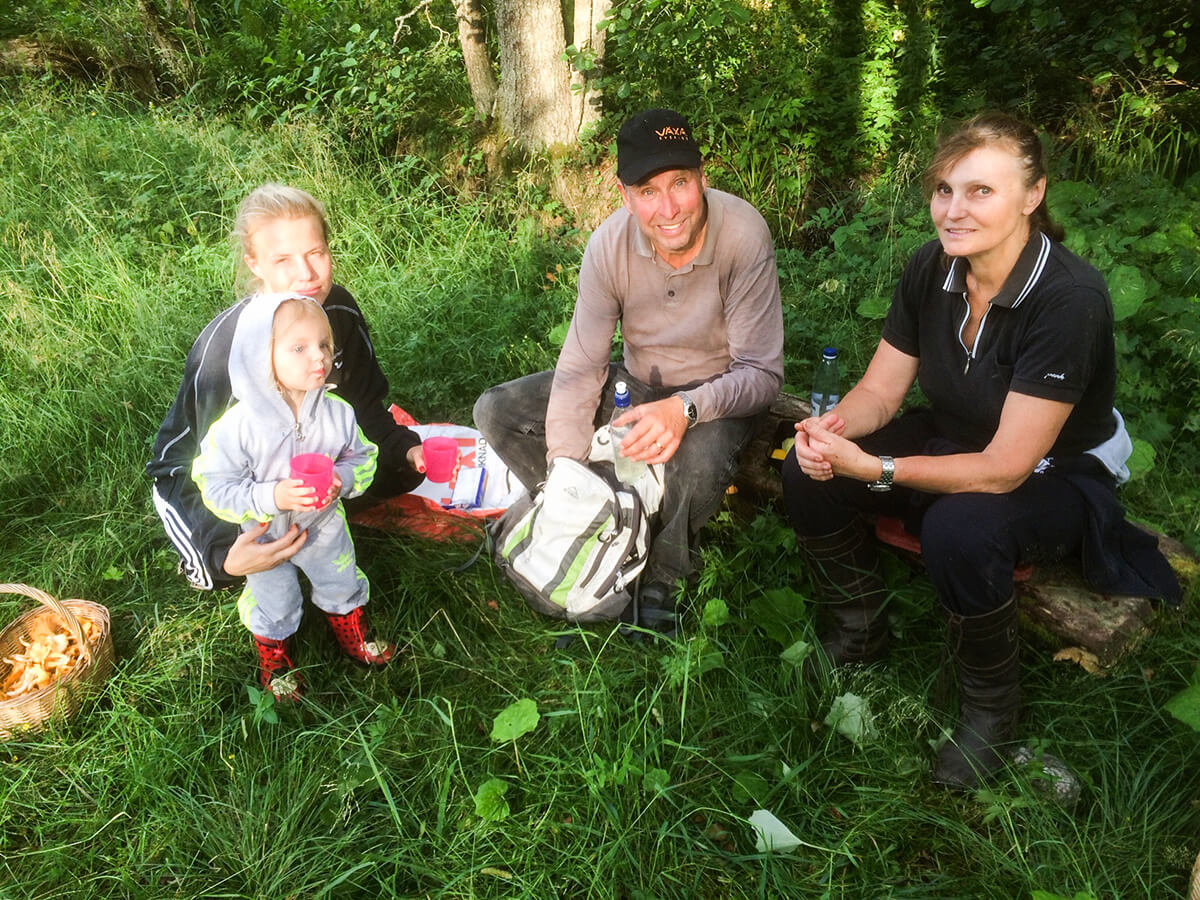 Passa på att ta en fikapaus i under svampplockningen skogen.